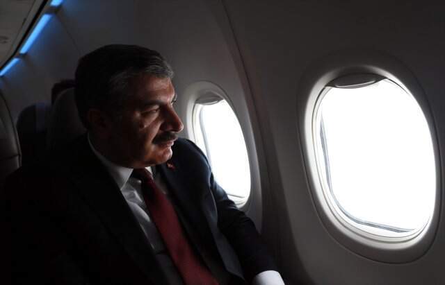 Uçakta Fenalaşan Yolcuya İlk Müdahaleyi Sağlık Bakanı Fahrettin Koca Yaptı
