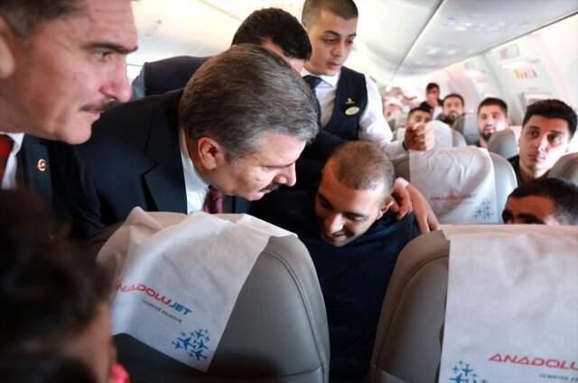 Uçakta Fenalaşan Yolcuya İlk Müdahaleyi Sağlık Bakanı Fahrettin Koca Yaptı