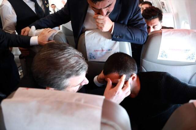 Uçakta Fenalaşan Yolcuya İlk Müdahaleyi Sağlık Bakanı Fahrettin Koca Yaptı