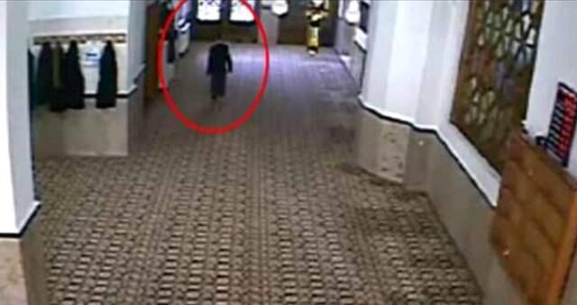 Camideki Hırsızlık Anı Güvenlik Kamerasında Tarafından Saniye Saniye Kaydedildi Camideki Hırsızlık Anı, Güvenlik Kamerasında Tarafından Saniye Saniye Kaydedildi