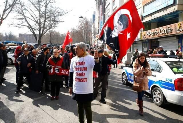 CHP'de Kazan Kaynıyor! Kırmızı Yelekliler Genel Merkez Önünde Toplandı