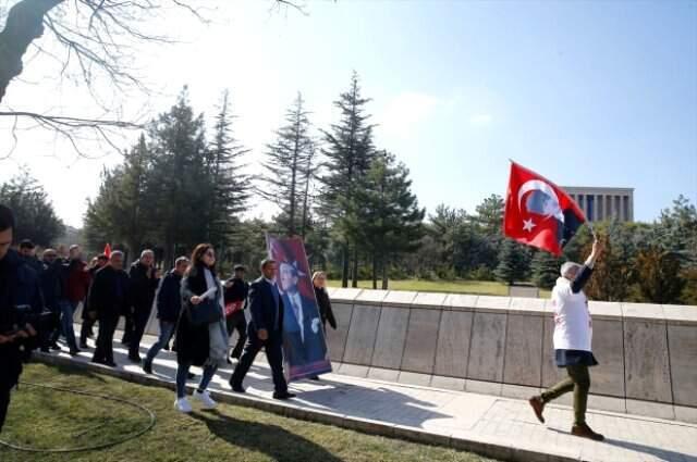 CHP'de Kazan Kaynıyor! Kırmızı Yelekliler Genel Merkez Önünde Toplandı