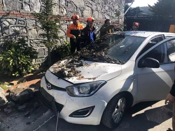 Beykoz'da İstinat Duvarı Araçların Üzerine Çöktü