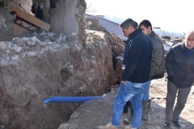 İzmir'de Meydana Gelen Heyelan Köyü İkiye Böldü