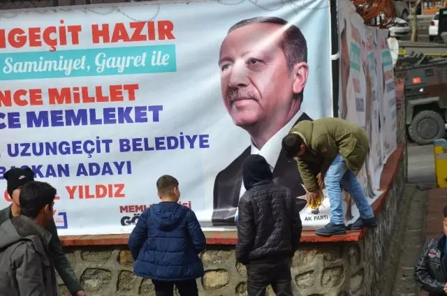 Şırnak'ta Bir Çocuk, Cumhurbaşkanı Erdoğan'ın Kirlenen Afişini Temizledi