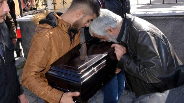 Bir Babanın En Ağır Yükü! 2 Aylık Bebeğinin Tabutunu Kucaklayıp Götürdü Bir Babanın En Ağır Yükü! 2 Aylık Bebeğinin Tabutunu Kucaklayıp Götürdü