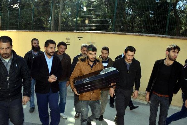 Bir Babanın En Ağır Yükü! 2 Aylık Bebeğinin Tabutunu Kucaklayıp Götürdü