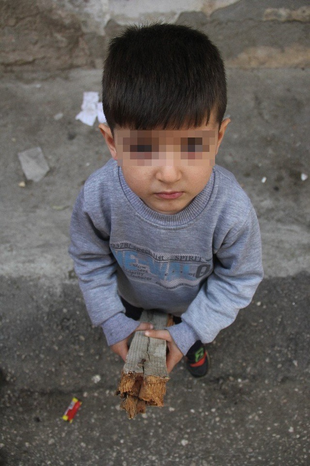 Balkondaki Odunlarla Oynayan 5 Yaşındaki Çocuğa Bin 991 Lira Haciz Geldi