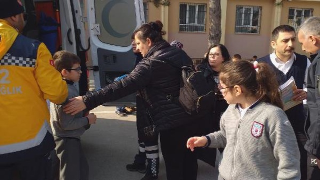 İlkokul Öğrencisi Yiyeceklere Sıvı Yapıştırıcı Sıkınca 20 Arkadaşını Zehirledi