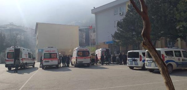 İlkokul Öğrencisi Yiyeceklere Sıvı Yapıştırıcı Sıkınca 20 Arkadaşını Zehirledi