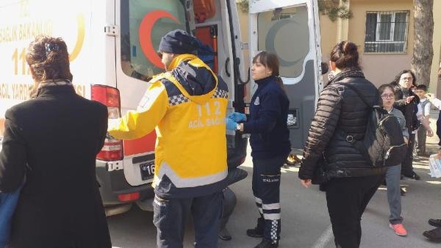 İlkokul Öğrencisi Yiyeceklere Sıvı Yapıştırıcı Sıkınca 20 Arkadaşını Zehirledi