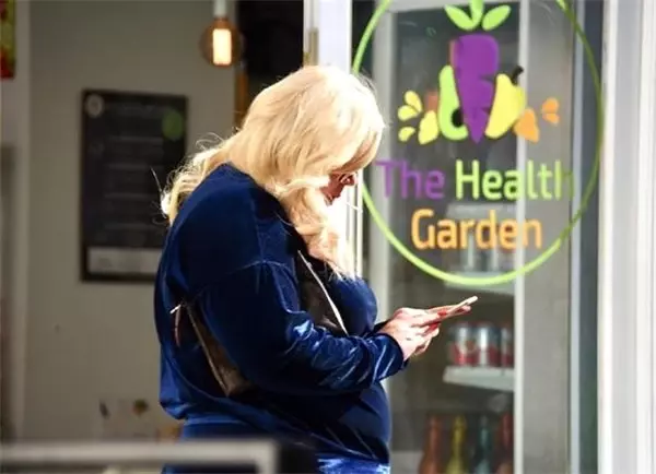 İngiliz Yıldız Zayıflamak Saçmalık Dedi, Tekrar Kilo Almaya Çalışıyor