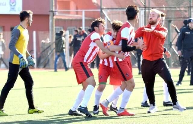 Çimentospor - Sungurlu Belediyespor U19 Maçında <a class='keyword-sd' href='/kavga/' title='Kavga'>Kavga</a> Çıktı, Hakem Maçı <a class='keyword-sd' href='/tatil/' title='Tatil'>Tatil</a> Etti!