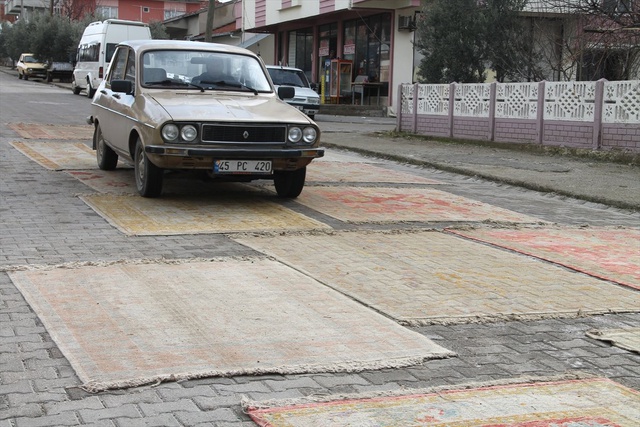 Sokağa Serilen Halılar, Ne Kadar Çok Eskirse O Kadar Çok Değer Kazanıyor
