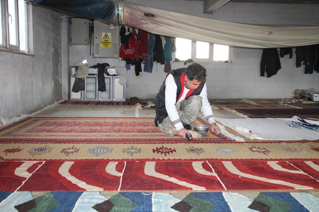 Sokağa Serilen Halılar, Ne Kadar Çok Eskirse O Kadar Çok Değer Kazanıyor