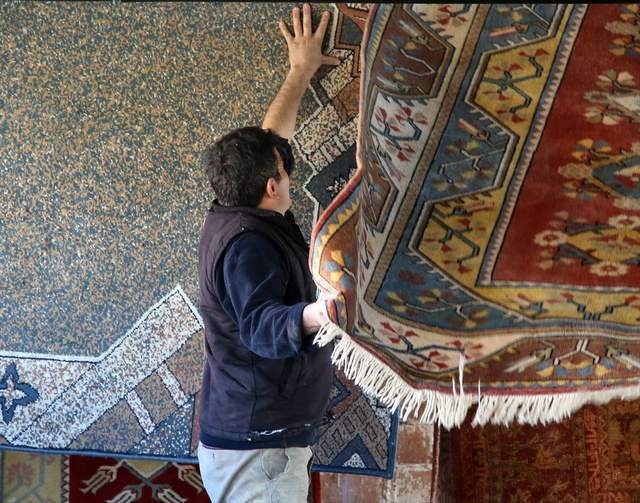 Sokağa Serilen Halılar, Ne Kadar Çok Eskirse O Kadar Çok Değer Kazanıyor