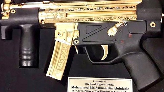 Pakistan'a 20 Milyar Dolar Yatırım Sözü Veren Prens Selman'a Altın Kaplamalı Silah Hediye Edildi