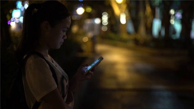 Bir Kadının Korneası, Maksimum Parlaklıktaki Telefon Ekranına Bakmaktan Delindi