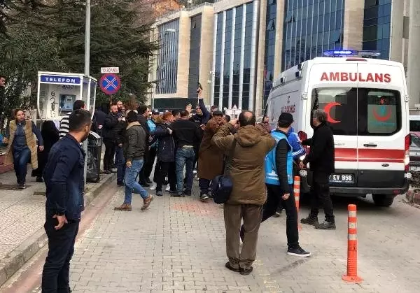 Adliye Önünde Silahlı Kavga! Polisin Silahını Çektiği An Kamerada