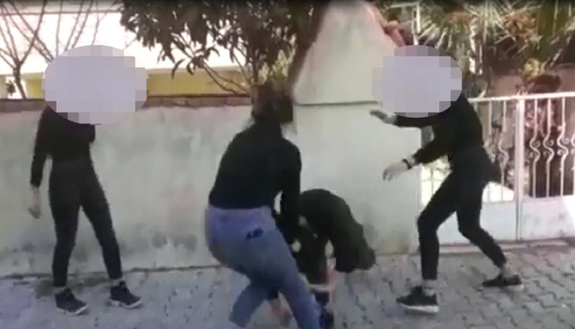 Ortaokul Öğrencisi 3 Kız, Yolda Sıkıştırdıkları Kız Öğrenciyi Darp Etti! Görüntüler Büyük Tepki Topladı