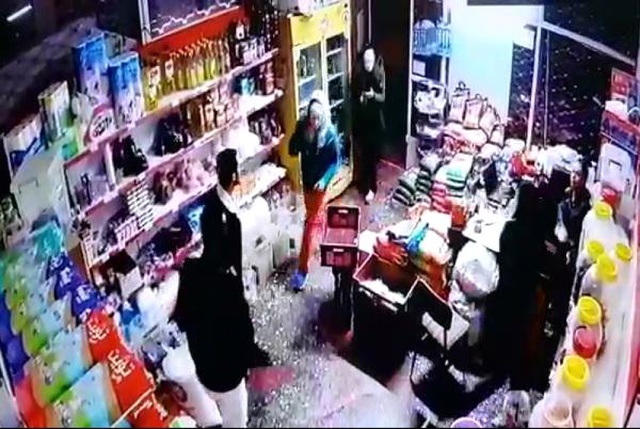 Afgan Gaspçıların, Market Sahibini Dövüp Parasını ve Telefonunu Aldığı Anlar Kamerada