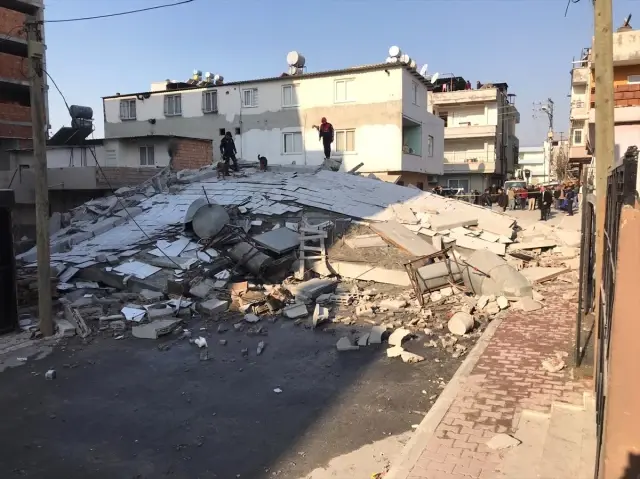 Mersin'de Çatırdama Sesleri Gelen 5 Katlı Bina Çöktü