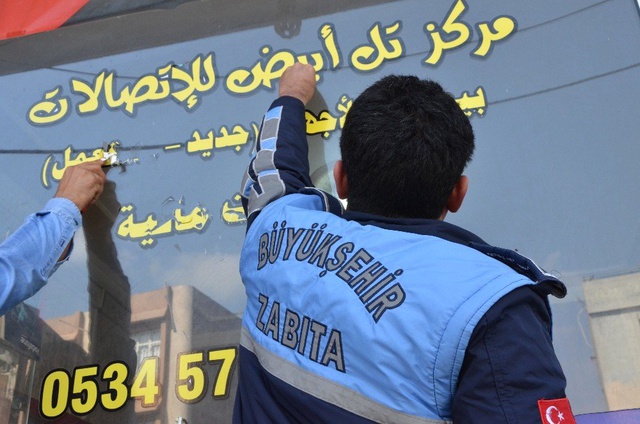 Vatandaşın İhbarı ile Yabancı Tabelalar Tek Tek Söküldü