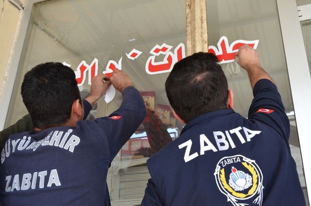 Vatandaşın İhbarı ile Yabancı Tabelalar Tek Tek Söküldü