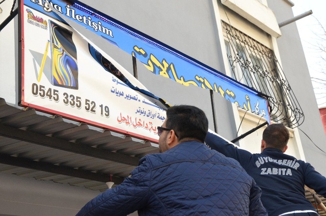 Vatandaşın İhbarı ile Yabancı Tabelalar Tek Tek Söküldü