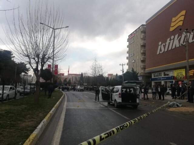 AK Parti Seçim Bürosu Önünde Silahlı Kavga! 1'i Ağır 4 Kişi Yaralandı
