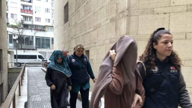 Kırmızı Bültenle Aranan DEAŞ'lı 2 Kadın Terörist Adliyeye Sevk Edilirken Görüntülendi Kırmızı Bültenle Aranan DEAŞ'lı 2 Kadın Terörist Adliyeye Sevk Edilirken Görüntülendi