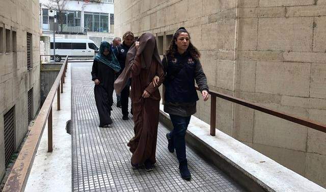 Kırmızı Bültenle Aranan DEAŞ'lı 2 Kadın Terörist Adliyeye Sevk Edilirken Görüntülendi Kırmızı Bültenle Aranan DEAŞ'lı 2 Kadın Terörist Adliyeye Sevk Edilirken Görüntülendi
