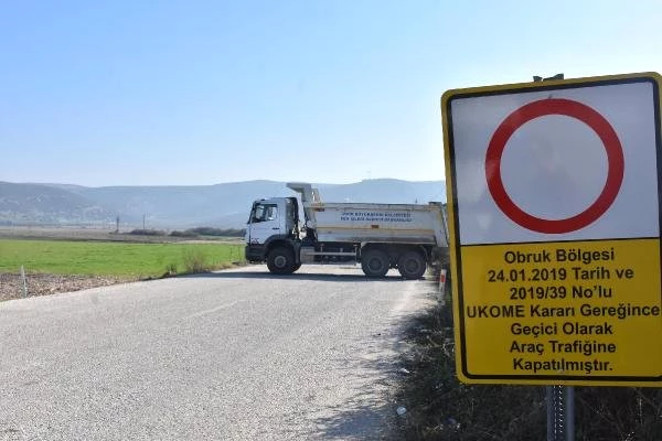 İzmir'de Vatandaşlar Düdenlerin Oluştuğu Bölgeye Akın Edince Yol Trafiğe Kapatıldı