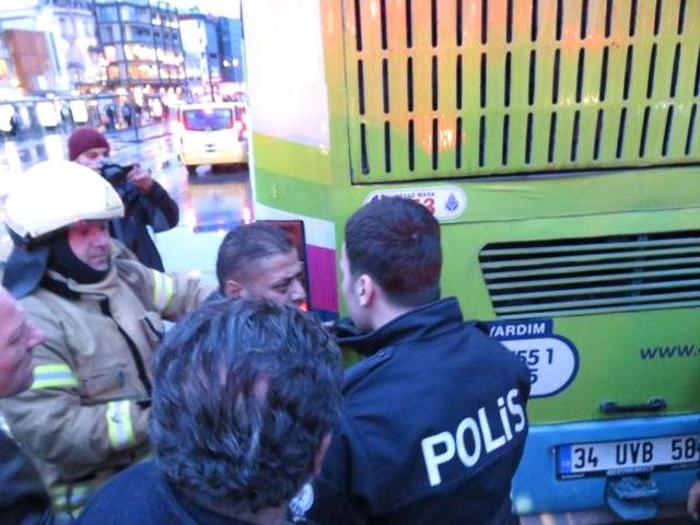 Otobüsün Altına Giren Vatandaş, Polise Zor Anlar Yaşattı