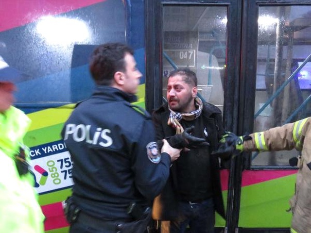 Otobüsün Altına Giren Vatandaş, Polise Zor Anlar Yaşattı