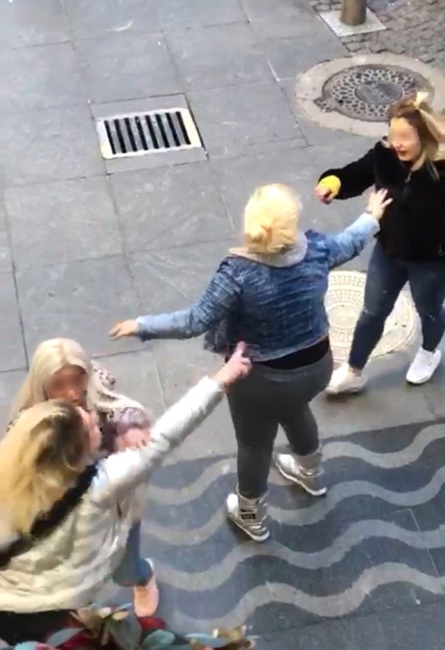 Kızlardan Oluşan İki Grup, Cadde Ortasında Birbirine Girdi!