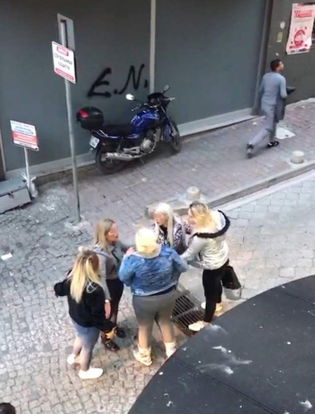 Kızlardan Oluşan İki Grup, Cadde Ortasında Birbirine Girdi!