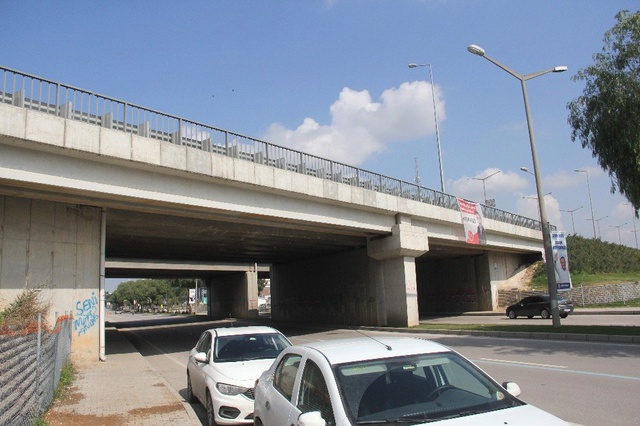 Liseli Kızlar El Ele Tutuşup Otoyol Köprüsünden Ölüme Atladı