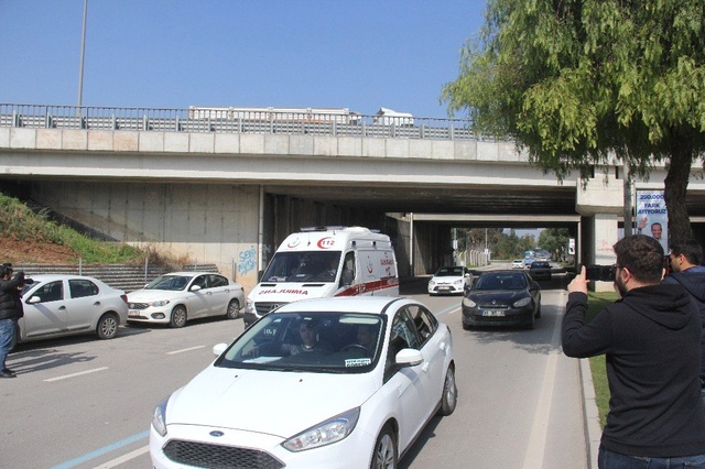 Liseli Kızlar El Ele Tutuşup Otoyol Köprüsünden Ölüme Atladı