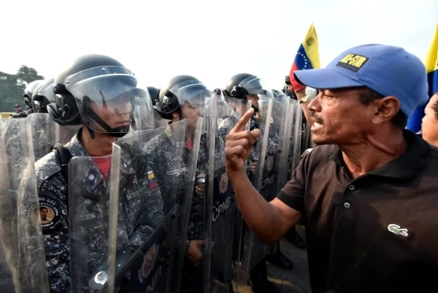 Venezuela Ordusu Kolombiya Sınırındaki Göstericilere Biber Gazı Attı