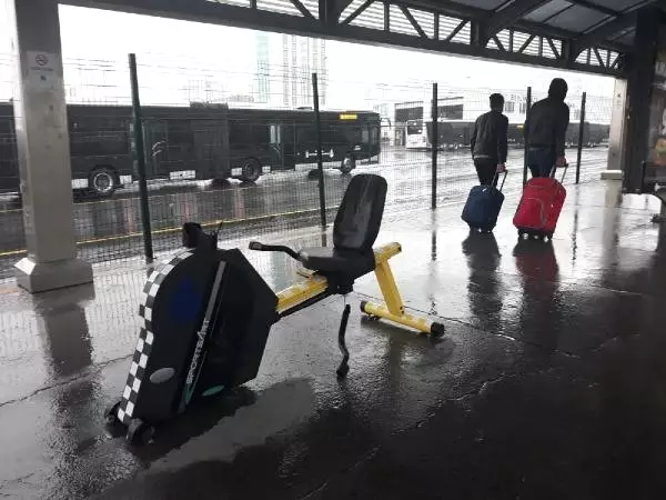 Metrobüs Duraklarında Bir İlk! Hem Spor Yapıp Hem Telefonlarını Şarj Ettiler