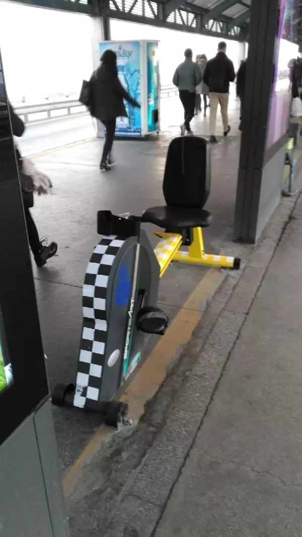 Metrobüs Duraklarında Bir İlk! Hem Spor Yapıp Hem Telefonlarını Şarj Ettiler