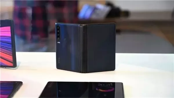 Tcl, Katlanabilir Ekranlı Telefonlarını Mobil Dünya Kongresi'nde Sergiledi
