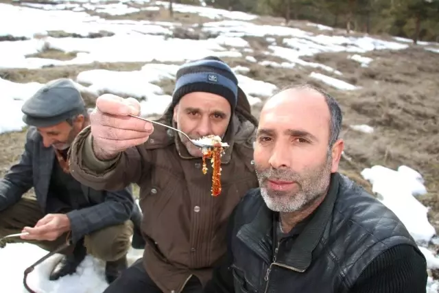 Erzurum'da Bir Garip Olay! Atlarla 'Karlı Pekmez' Yemeye Gittiler