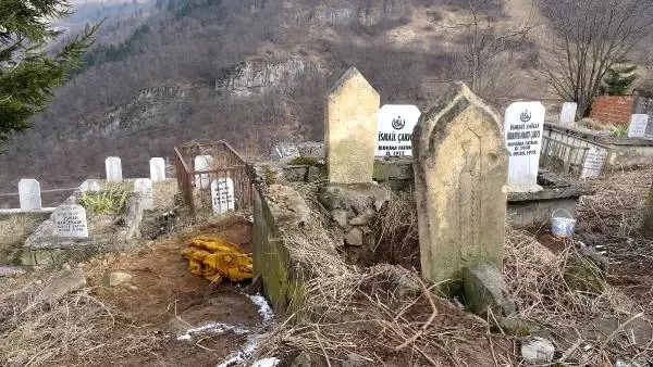 Tarihi Mezardaki Çukur Jandarmayı Harekete Geçirdi