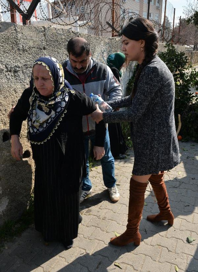 Genç Doktor, Sokak Ortasında İnsanlığın Ölmediğini Gösterdi