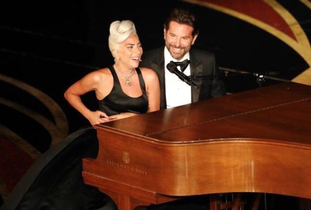 Lady Gaga ve Bradley Cooper, Sahne Performansıyla İzleyicileri Mest Etti