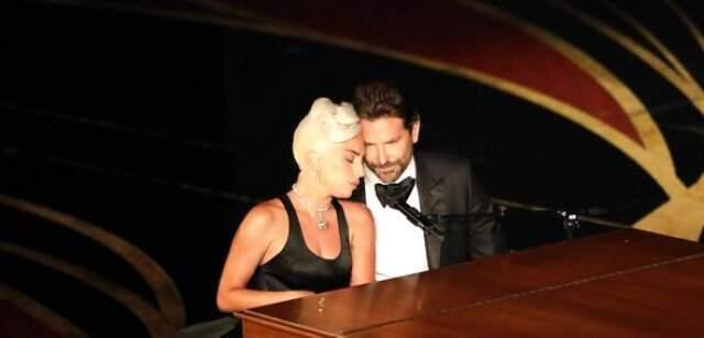 Lady Gaga ve Bradley Cooper, Sahne Performansıyla İzleyicileri Mest Etti