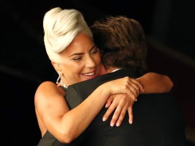 Lady Gaga ve Bradley Cooper, Sahne Performansıyla İzleyicileri Mest Etti