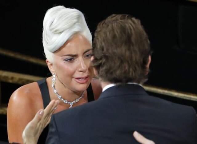 Lady Gaga ve Bradley Cooper, Sahne Performansıyla İzleyicileri Mest Etti